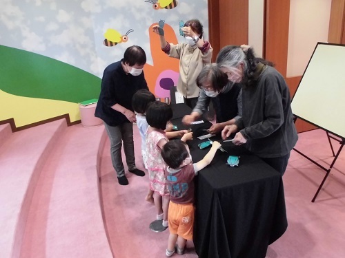 工作の説明を受ける子供たちの様子