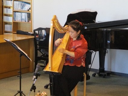 サウルハープを弾く白石英恵さん