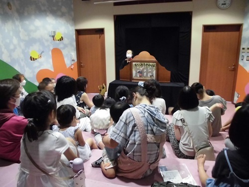 紙芝居を楽しんでいる参加者の様子
