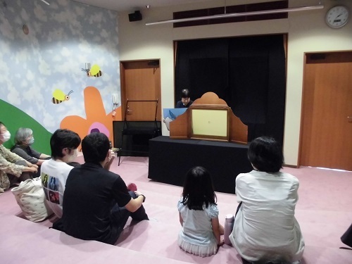 紙芝居を楽しむ参加者