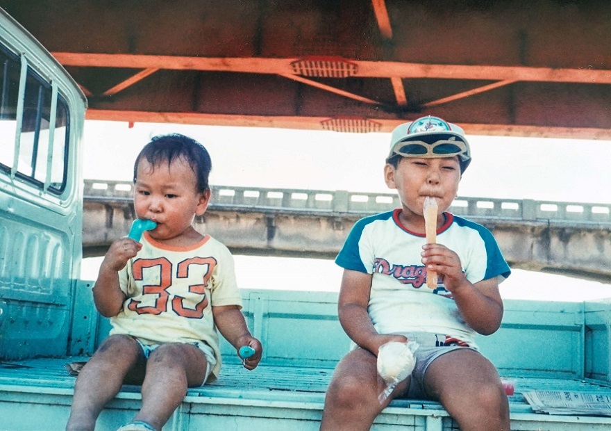 1976年8月　美川大橋近くの公園で　兄：利喜さんと