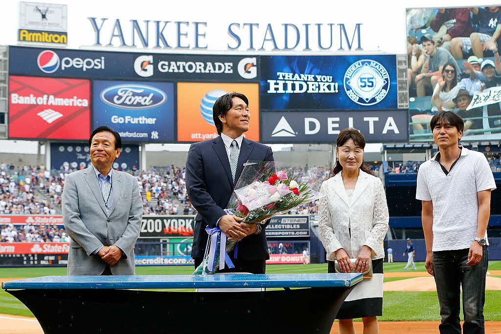 2013年7月28日　ヤンキーススタジアムで父：昌雄さん、母：さえ子さん、兄：利喜さんとともにタンパベイ・レイズとの試合前セレモニーにて