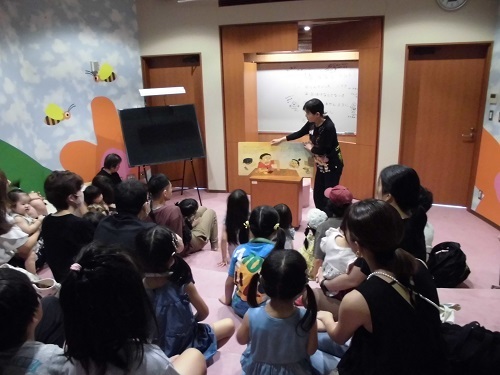 大型絵本の読み聞かせの様子