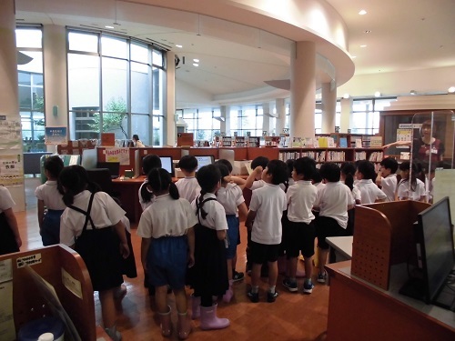 館内を見学する児童