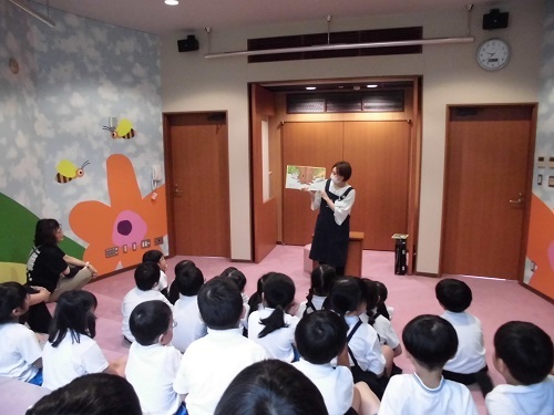 絵本の読み聞かせの様子
