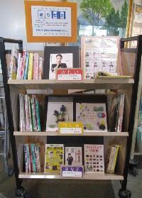 寺井図書館入り口で展示中