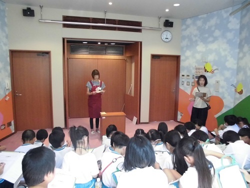 職員に質問をする児童