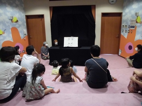 紙芝居を聞く参加者の様子