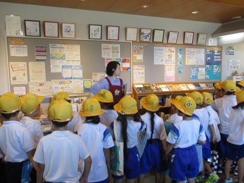 図書館内を見学