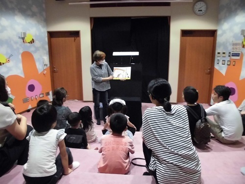 絵本の読み聞かせの様子