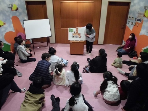 大型絵本を楽しむ参加者