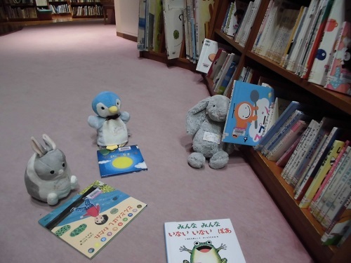 ぬいぐるみが図書館探検をする様子