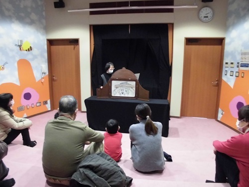 紙芝居を楽しむ参加者