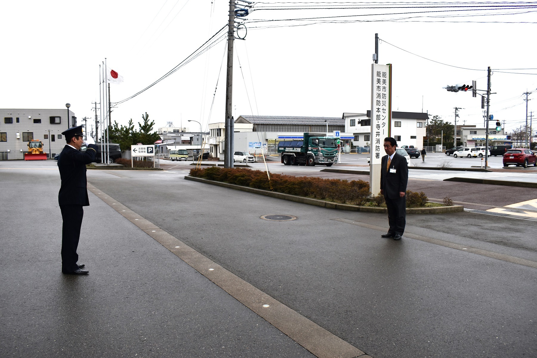 屋外で市長へ敬礼