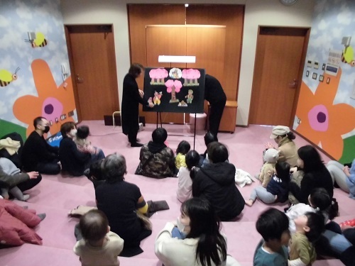 ブラックパネルシアターを楽しむ参加者