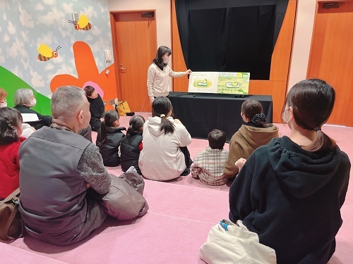 大型絵本の読み聞かせの様子