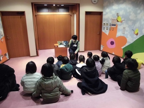 絵本の読み聞かせの様子