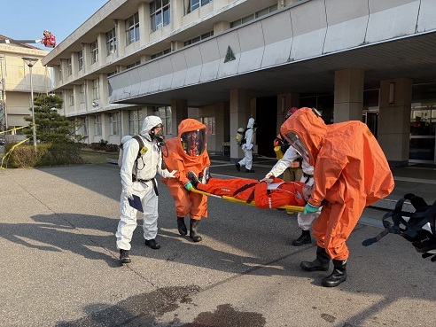 化学防護服を装備して救出