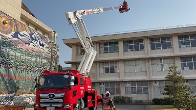 はしご車による救出活動