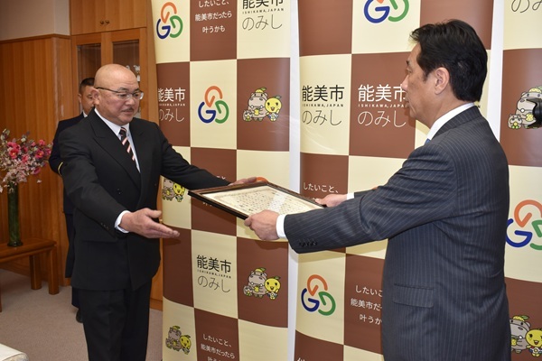 感謝状を受け取る舟木前団長