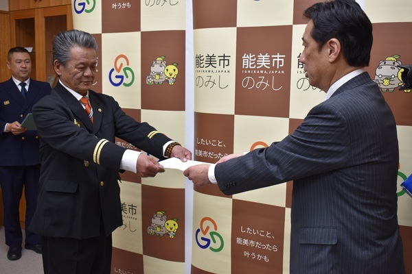 辞令を受け取る西出新団長