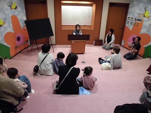 おはなし会を楽しむ参加者