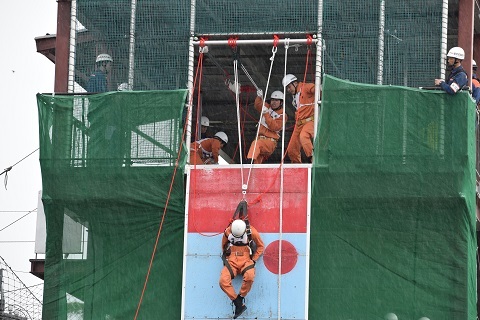 要救助者を引揚げて救出している様子