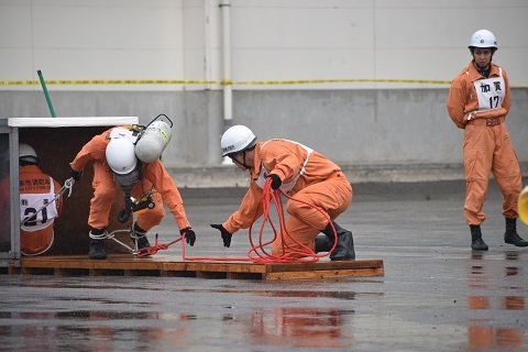 煙道から要救助者を救出している様子