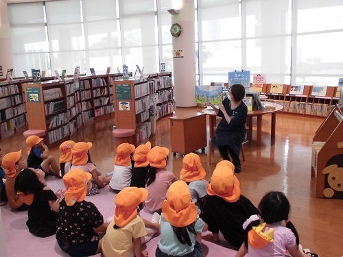 11日宮竹保育園　絵本の読み聞かせ