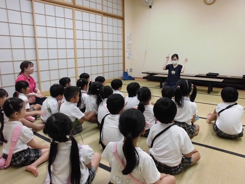 14日白楊幼稚園　手あそびの様子