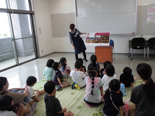 17日辰口保育園　大型絵本の読み聞かせ