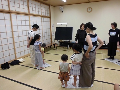 新聞紙を使ったじゃんけんゲームの様子