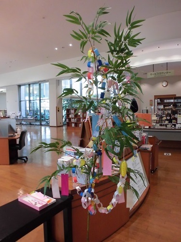 根上図書館の七夕笹飾り