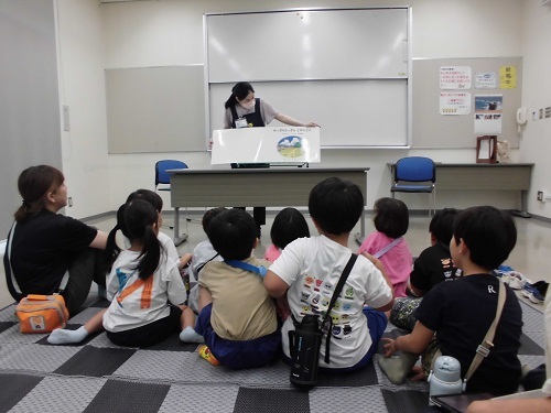 大型絵本を楽しむ子どもたち