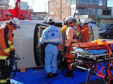 横転した車両からの救出