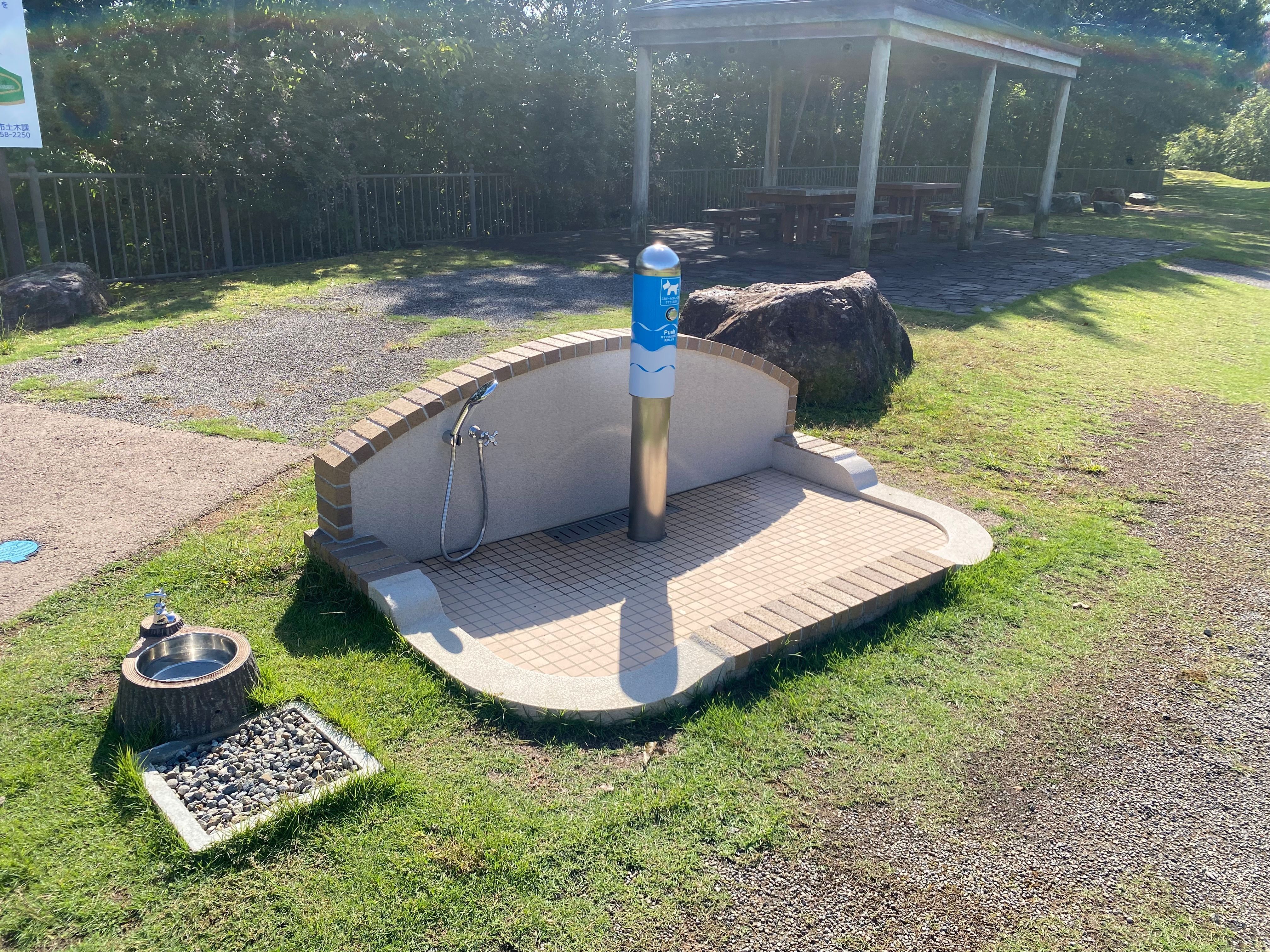 シャワー付きトイレ、水飲み場