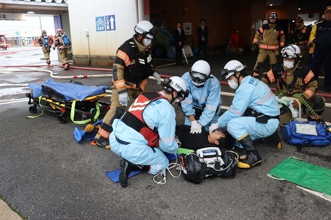 救出された隊員の救命処置