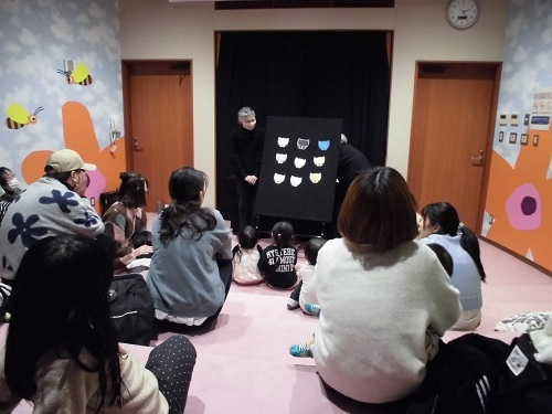 パネルシアターを楽しむ参加者