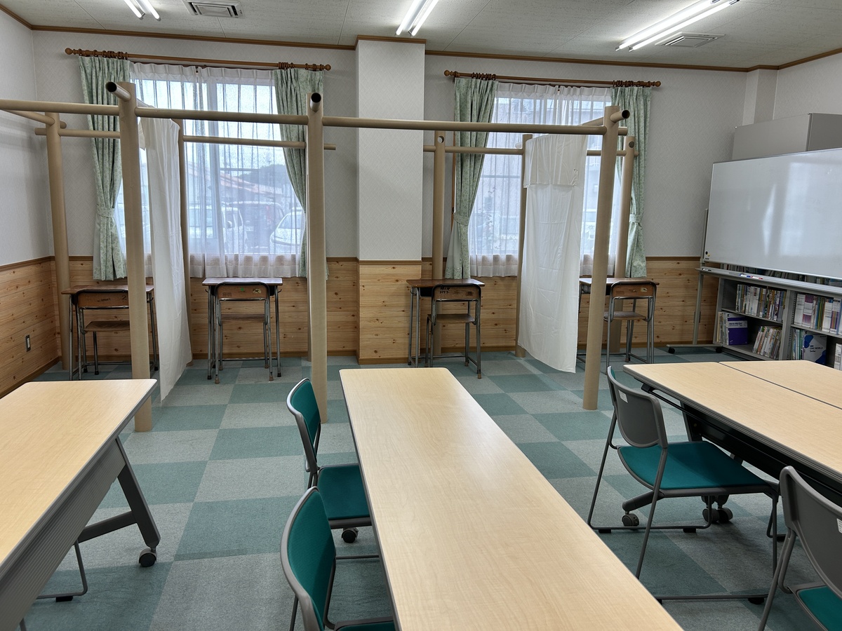 能美市教育センター　学習室の様子　仕切りがあり個別のスペースが確保されています。