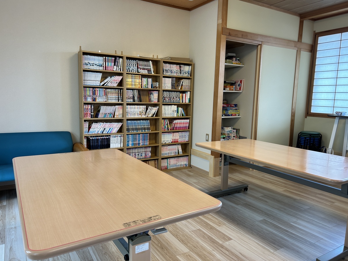 能美市教育センター　活動室の様子　大きな机やたくさんの漫画があります。