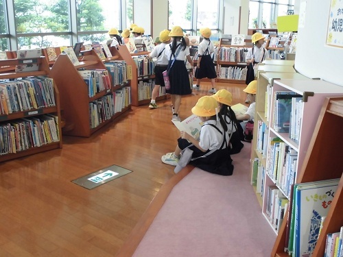 絵本を読む子どもたちの様子
