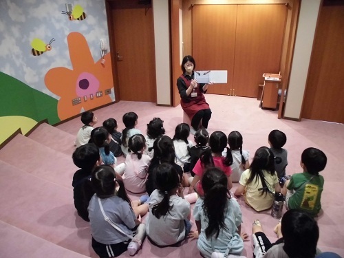 絵本の読み聞かせの様子