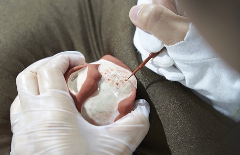 吉村茉莉さん作業中