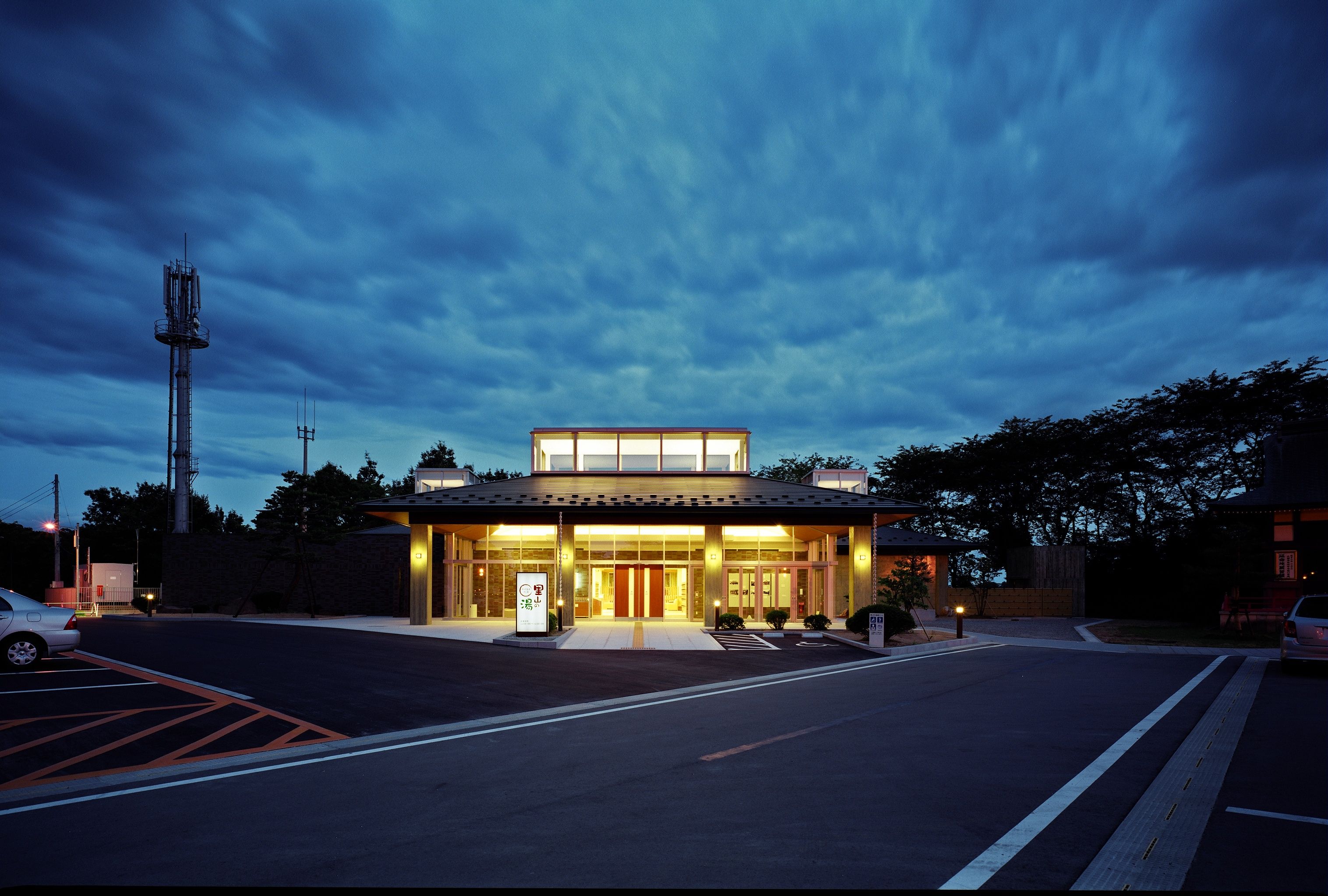 里山の湯外装（夜）