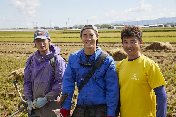 翌年に加賀丸いもを栽培する稲刈り後の田で。写真左から巻田さん、瀬戸さん、岡元さん(2018年9月28日撮影)