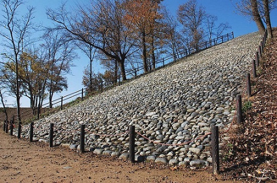 秋常山1号墳葺石の様子