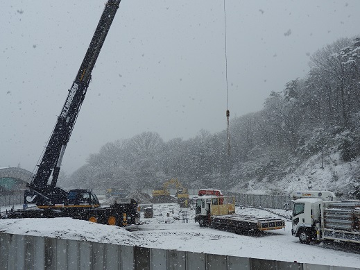 雪の中の作業