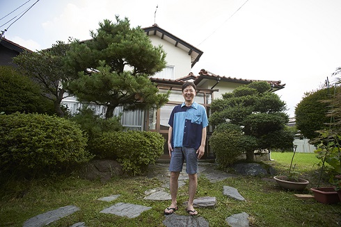 自宅の前の川合さん