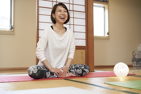 ヨガをする林さん