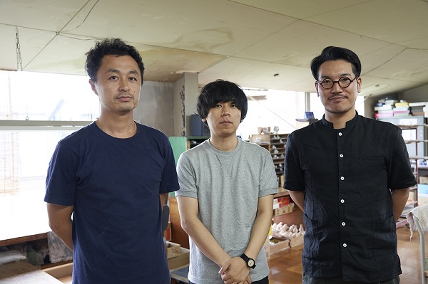 写真左から柴田鑑三さん、上出惠悟さん、北村康司さん。上出長右衛門窯のアトリエで（2019年8月21日撮影）